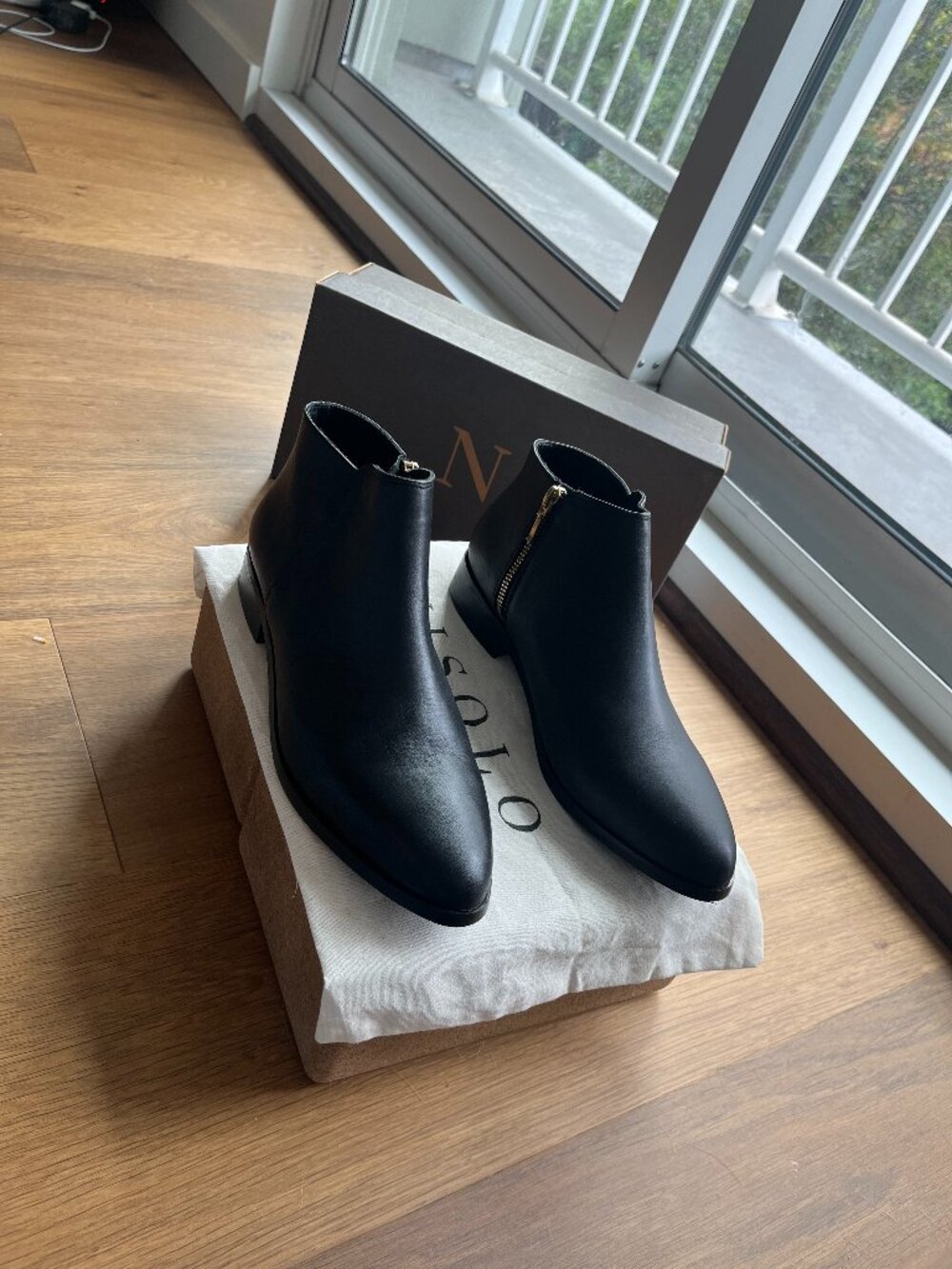 Nisolo Womens Size 9 Black Leather Boots